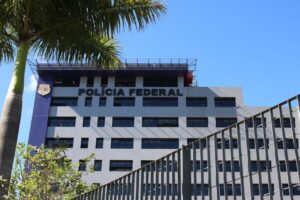 Eles reivindicam a reestruturação e valorização da carreira. Delegados da PF aprovam paralisações e citam tratamento 'desrespeitoso'