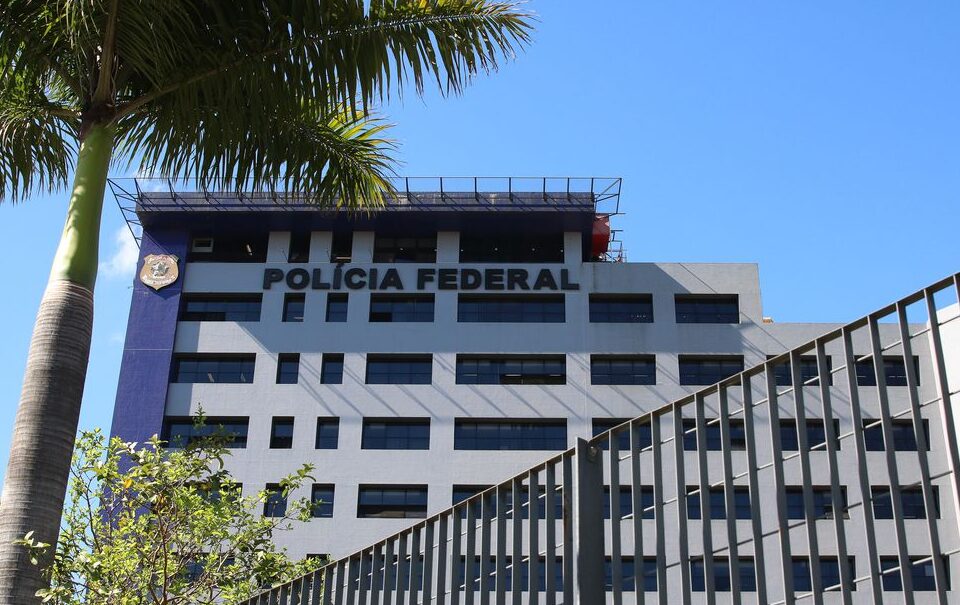 Eles reivindicam a reestruturação e valorização da carreira. Delegados da PF aprovam paralisações e citam tratamento 'desrespeitoso'