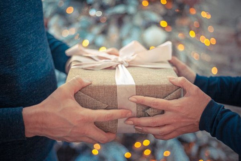 33% dos consumidores com direito a 13º vou usar o dinheiro em presentes de Natal