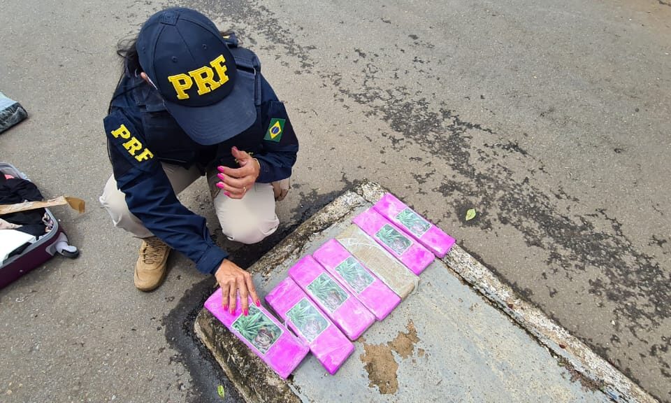 Mulher é presa com 20 quilos de maconha dentro de mala na BR-153, em Morrinhos