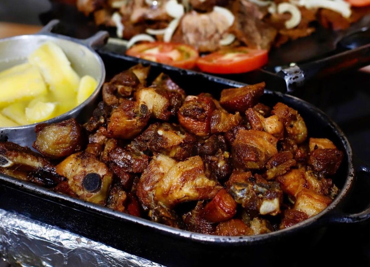 Costelinha suína com mandioca cozida do Restaurante Chão Nativo, opção para almoçar no Setor Bueno