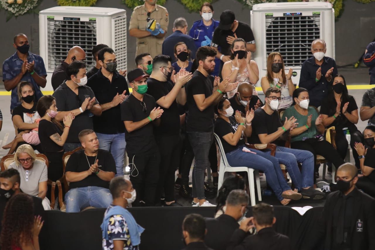 Presentes participam de culto ecumênico em velório de Marília Mendonça