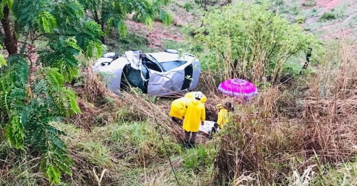 Mulher fica ferida após carro capotar em pista molhada na GO-330, em Catalão