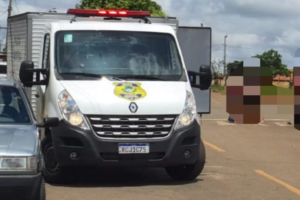 Polícia Civil realiza a retirada do corpo da vítima encontrada morta em casa