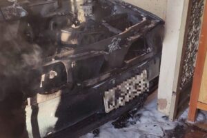 Veículo ficou destruído pelas chamas. (Foto: Divulgação/3ºBBM)