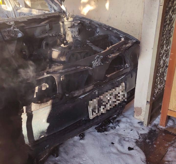 Veículo ficou destruído pelas chamas. (Foto: Divulgação/3ºBBM)