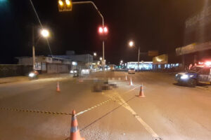 Motociclista morre após desobeceder sinalização e colidir contra ônibus em Goiânia