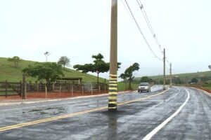 Estrada é inaugurada com postes no meio da vida no Espírito Santo