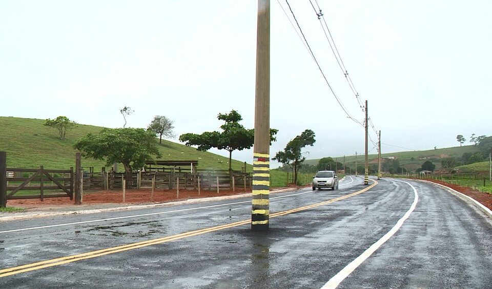 Estrada é inaugurada com postes no meio da vida no Espírito Santo