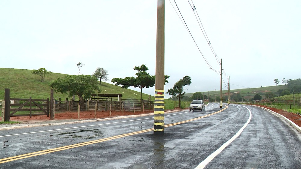 Estrada é inaugurada com postes no meio da vida no Espírito Santo