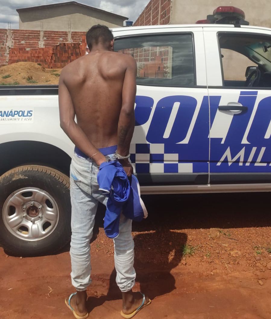 Suspeito de vandalismo detido pela Força Tática (Foto: Divulgação/3º CRPM)