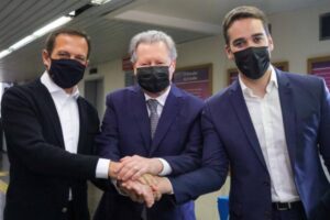 O governador João Doria (SP), o ex-prefeito de Manaus Arthur Virgílio (AM) e o governador Eduardo Leite (RS) durante debate das prévias do PSDB - Divulgação - Assessoria Doria