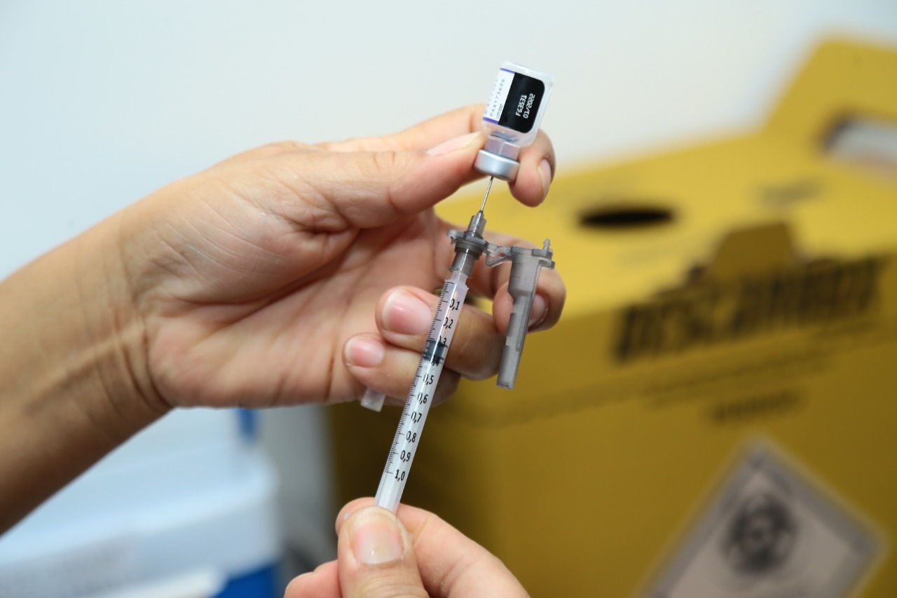 66% têm medo de conviver com pessoas que não se imunizaram contra a Covid. brasileiros são a favor do certificado de vacinação Aparecida oferece vacinação em 38 pontos da cidade (Foto: Enio Medeiros - SecomAparecida) vacina contra a covid sendo inserida na seringa