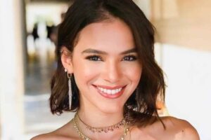 Atriz disse que na França é considerada 'divertida e gostosa' Bruna Marquezine rebate comentários machistas após foto com seios à mostra; veja