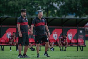 Marcelo Cabo (direita) durante atividade no Atlético-GO