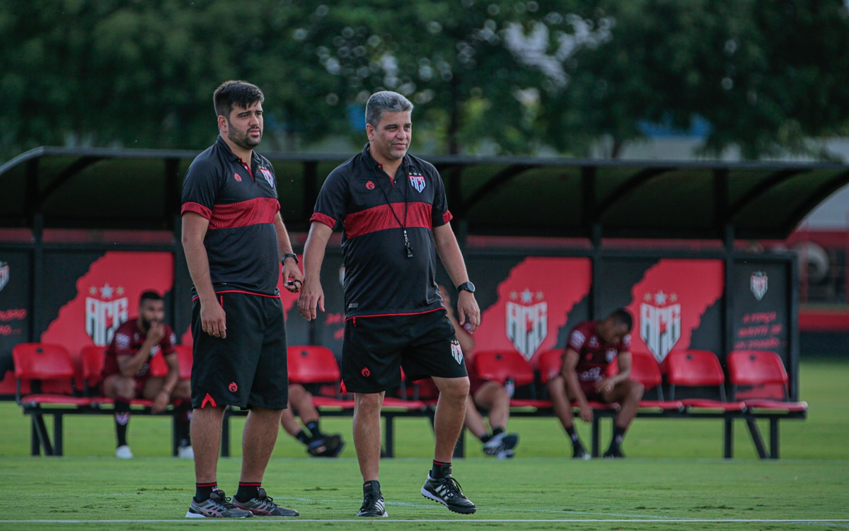 Marcelo Cabo (direita) durante atividade no Atlético-GO