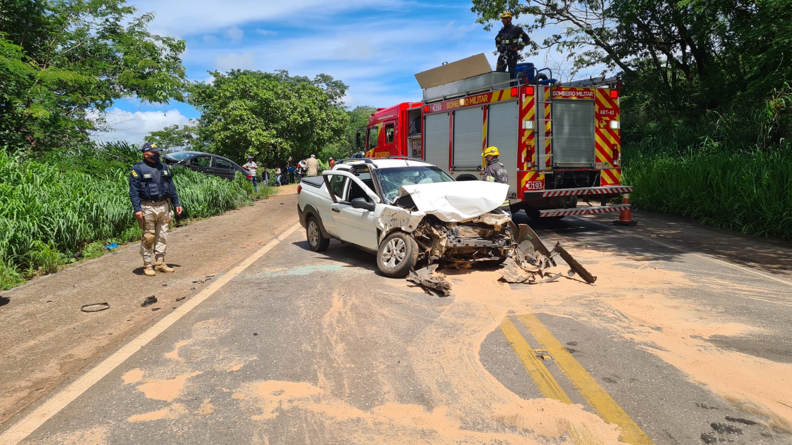 Um bombeiro militar ficou ferido após acidente envolvendo dois carros de passeio na BR-153, no KM 405, em Jaranápolis, povoado de Pirenópolis. (Foto: Divulgação/ PRF)