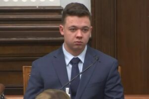 Justiça absolve jovem branco que matou dois manifestantes antirracistas nos EUA