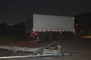 Caminhão atinge poste e deixa 500 famílias sem energia em Aparecida de Goiânia