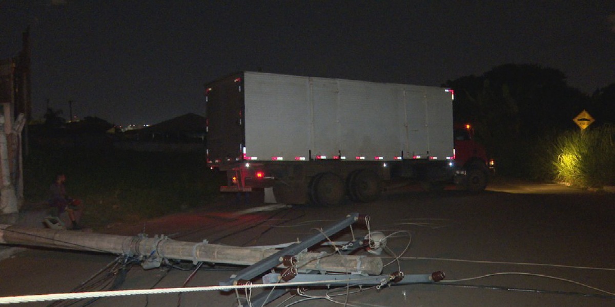 Caminhão atinge poste e deixa 500 famílias sem energia em Aparecida de Goiânia