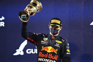 Verstappen levanta troféu da Fórmula 1
