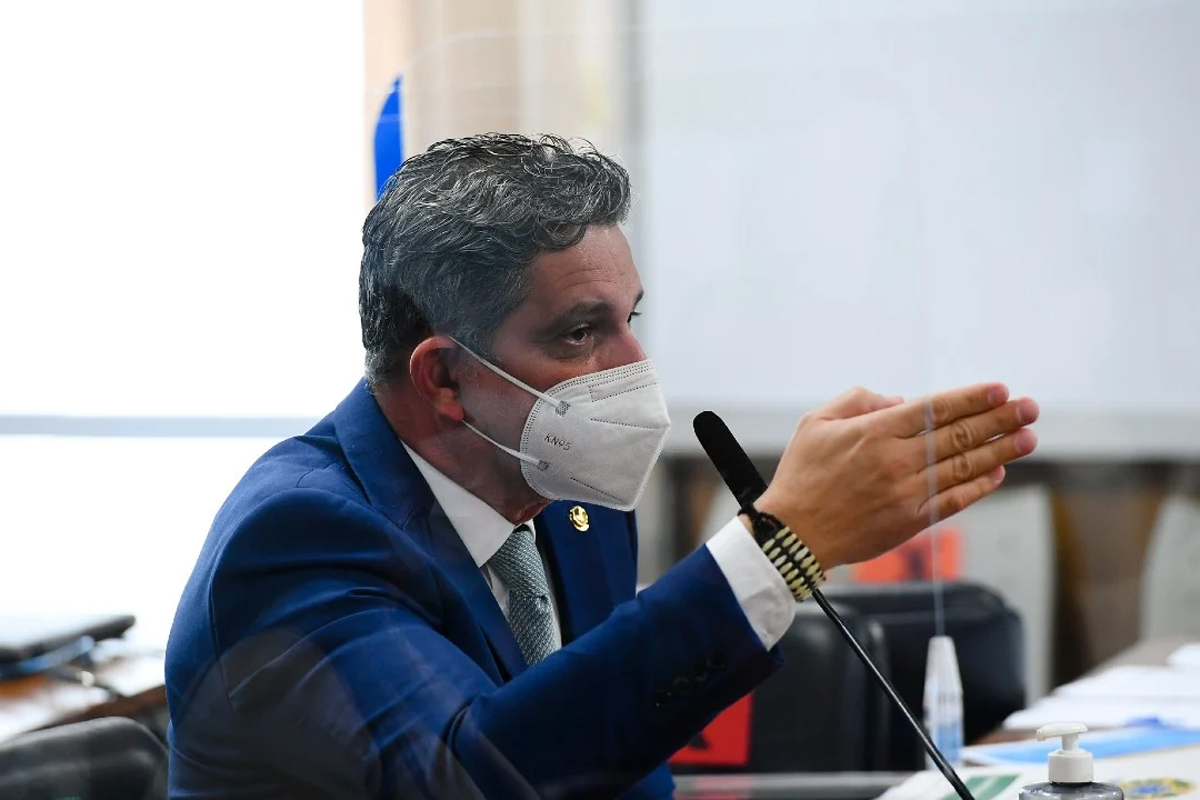 Voto de senador do PT em orçamento secreto é "fato grave", diz partido