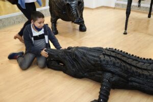 Aparecida recebe exposição de esculturas feitas com pneus reciclados (Foto: SecomAparecida)