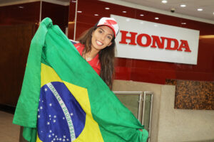 Bárbara Neves com a bandeira do Brasil