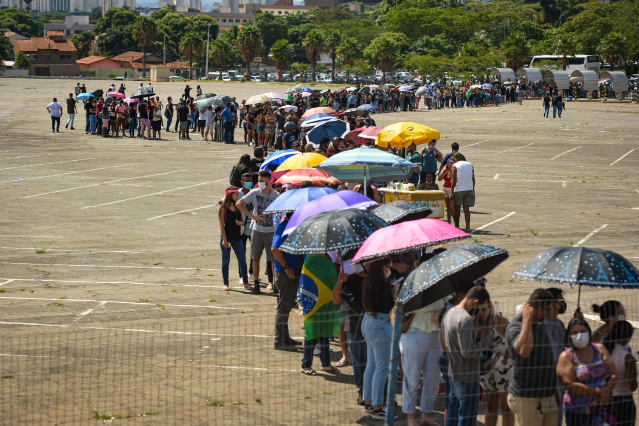 Fila para velório de Marília Mendonça chega à BR