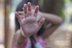 Jovem é preso após ser flagrado com menina de 11 anos seminua na cama em MS (Foto: Shutterstock)