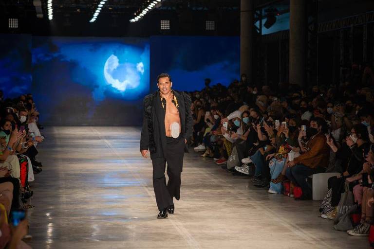 Luciano Szafir volta às passarelas pela primeira vez após Covid