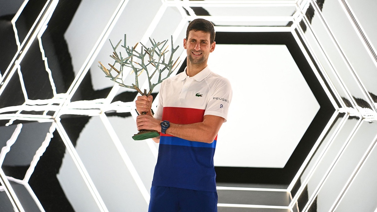 Djokovic com troféu nas mãos