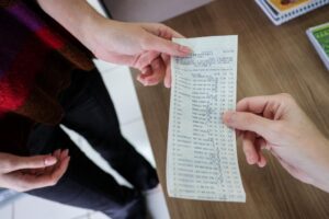 Suspeitos aproveitaram volume de turistas para distribuir notas falsas, em Aruanã (Foto ilustrativa: Secom - MT)