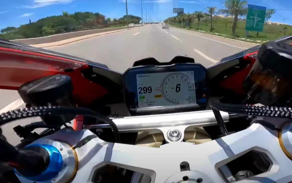 Influenciador digital publica vídeo com moto a quase 300km/h em rodovia goiana