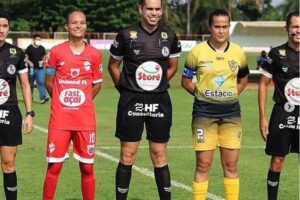 Jogadoras do Vila Nova e do Aliança antes do jogo