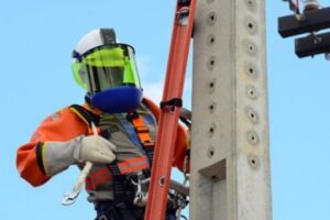 Eletricistas são premiados mensalmente por atender as regras de segurança em Goiás