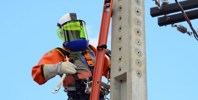 Eletricistas são premiados mensalmente por atender as regras de segurança em Goiás