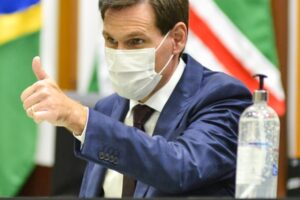 Lissauer Vieira acena com polegar para cima em sinal de aprovação