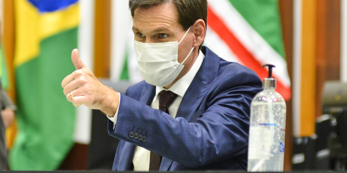 Lissauer Vieira acena com polegar para cima em sinal de aprovação