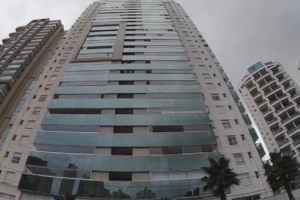 Homem que limpava vidros de prédio em Goiânia morre eletrocutado (foto: Reprodução/TV Anhanguera)