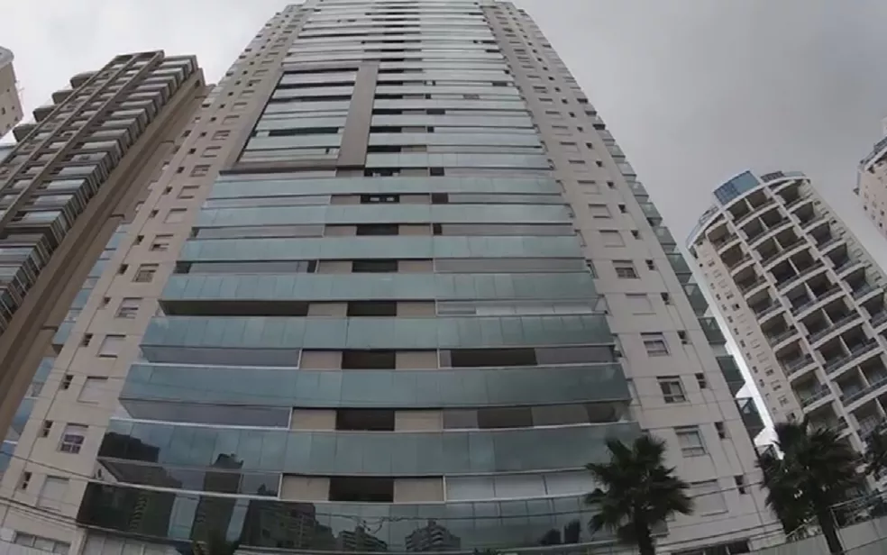 Homem que limpava vidros de prédio em Goiânia morre eletrocutado (foto: Reprodução/TV Anhanguera)