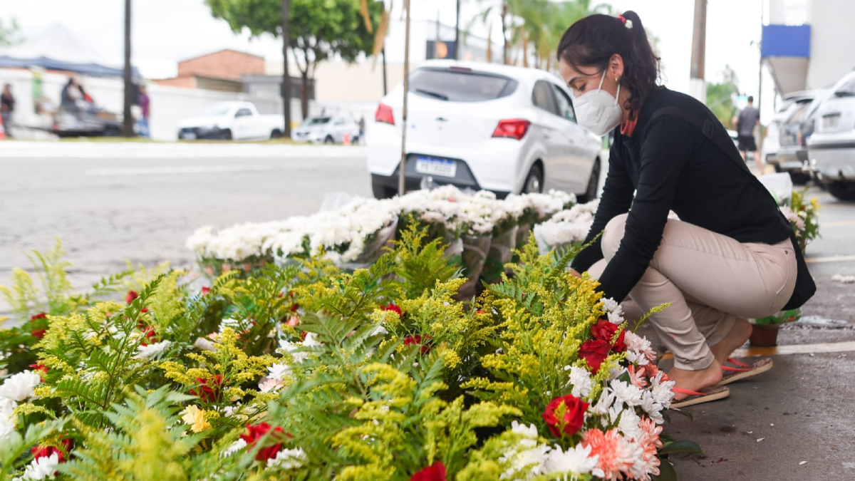 Comerciantes apontam melhora nas vendas de flores durante o dia de Finados, em Goiânia