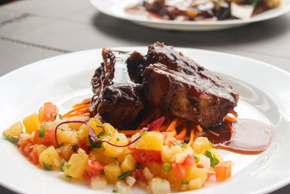 prato com carne e saladas, opção para almoçar no Setor Bueno