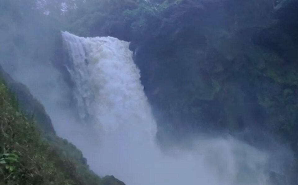 Cachoeira de 30 metros de altura está localizada a cerca de 90 quilômetros de Jataí (Foto: CBMGO - Reprodução)