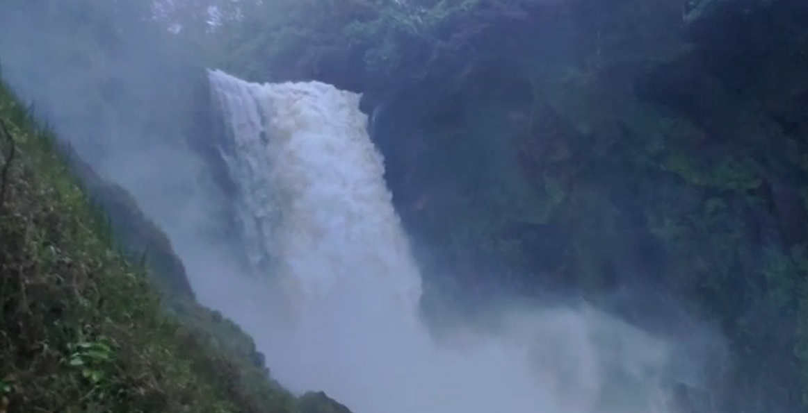 Cachoeira de 30 metros de altura está localizada a cerca de 90 quilômetros de Jataí (Foto: CBMGO - Reprodução)