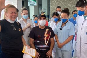 Sargento Wilker recebe carinho e orações ao sair do hospital. (Foto: Divulgação/CPE Anápolis)