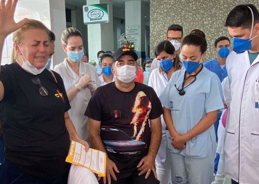 Sargento Wilker recebe carinho e orações ao sair do hospital. (Foto: Divulgação/CPE Anápolis)