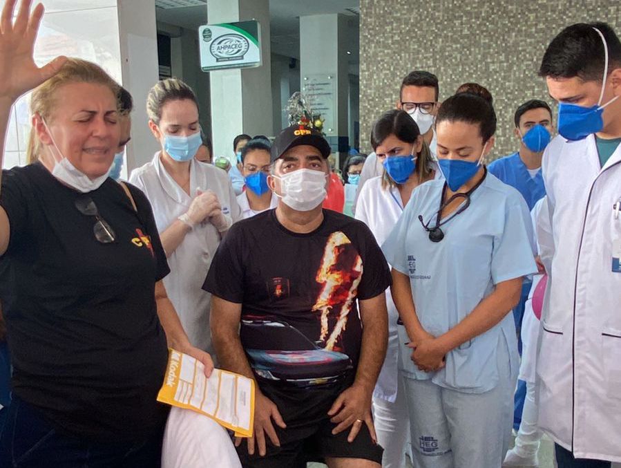 Sargento Wilker recebe carinho e orações ao sair do hospital. (Foto: Divulgação/CPE Anápolis)