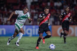 Janderson tenta passar pelo marcador do Juventude