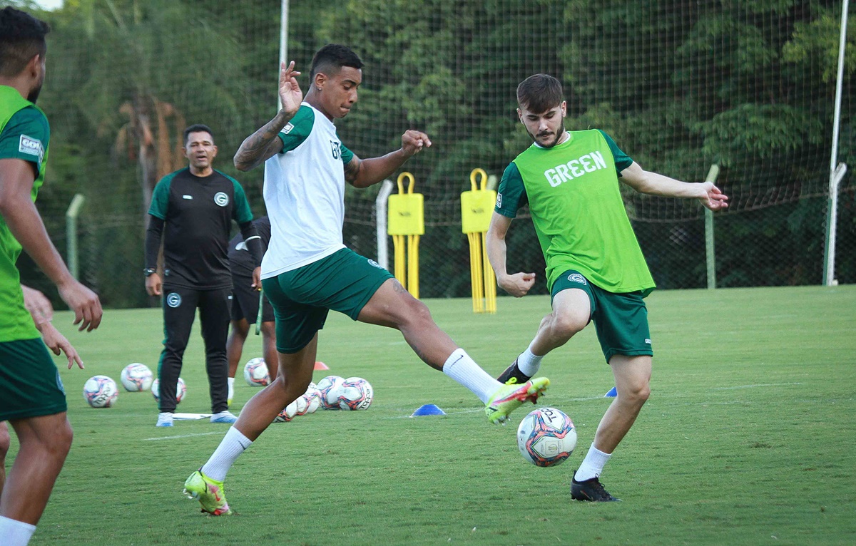Alef Manga disputa bola com Albano em treino do Goiás